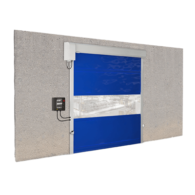 Porta Rápida de Enrolar 03 em lona azul com mica central transparente e motor trifásico instalada numa parede cinzenta